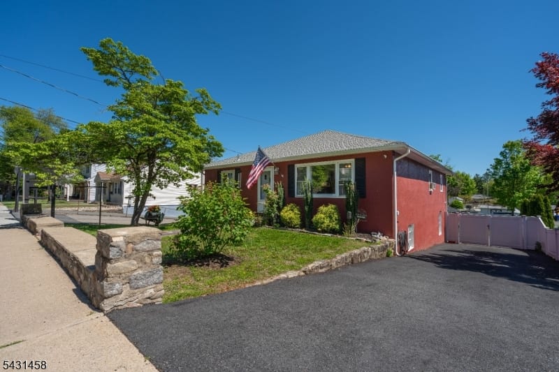 988 Wootton St photo 24