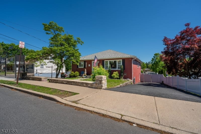 988 Wootton St photo 32