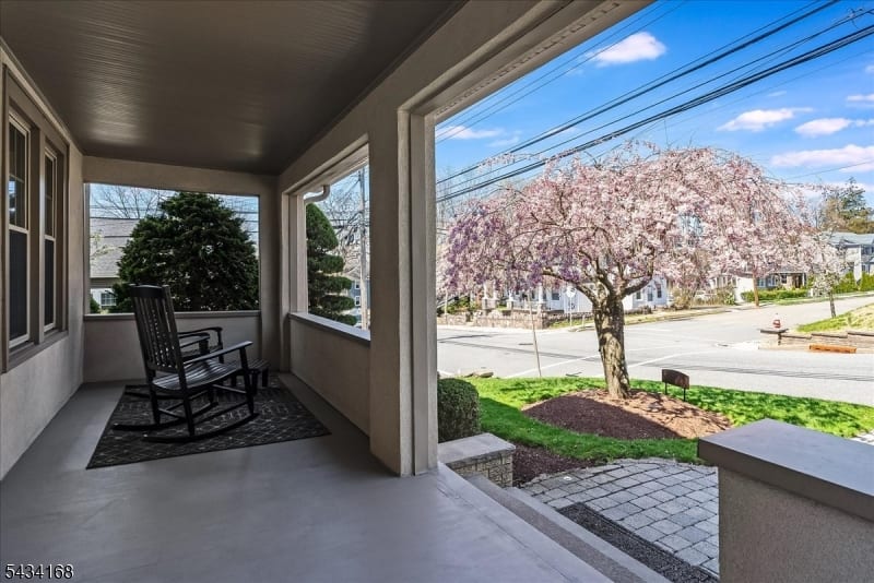 303 Highland Ave photo 4